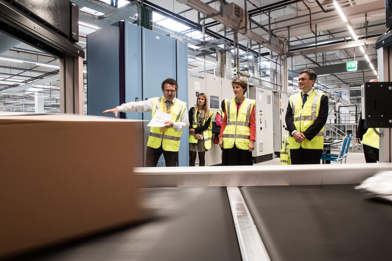 Simonetta Sommaruga a visité le nouveau centre de colis de La Poste à Cadenazzo (TI). [Keystone - Ti-Press/POOL/Alessandro Crinari]