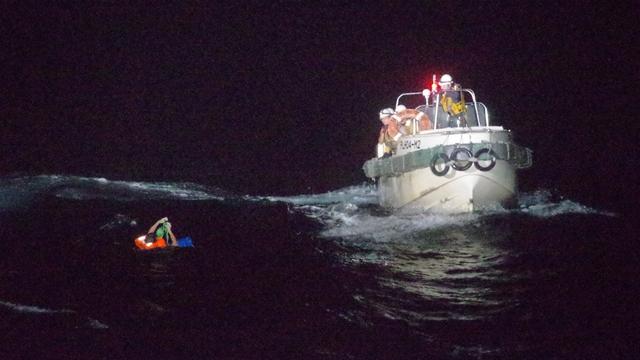 Un premier naufragé secouru par les gardes-côtes japonais. [Keystone - Japan Coast Guard]