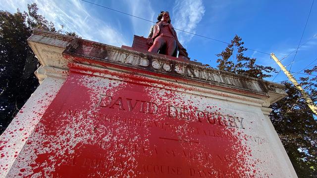 La statue de David de Pury a été éclaboussée de peinture rouge. [RTS - Théo Jeannet]