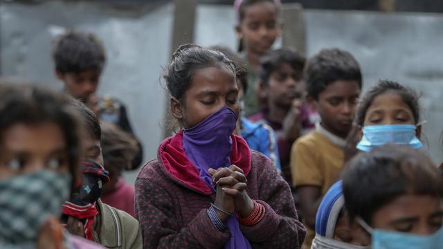 Des enfants à l'école en Inde portent des masques pour prévenir la contamination au coronavirus. [Keystone - Channi Anand]