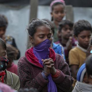 Des enfants à l'école en Inde portent des masques pour prévenir la contamination au coronavirus. [Keystone - Channi Anand]