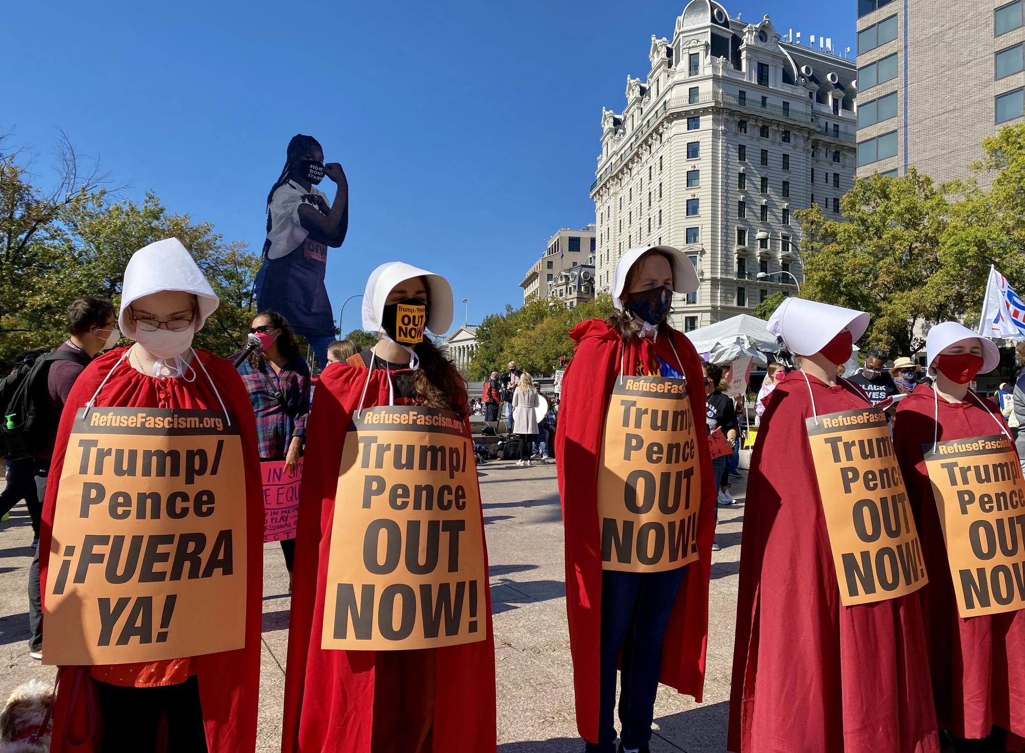 A Washington, des manifestantes ont revêtu le costume de "La Servante écarlate" [AFP - Daniel Slim]