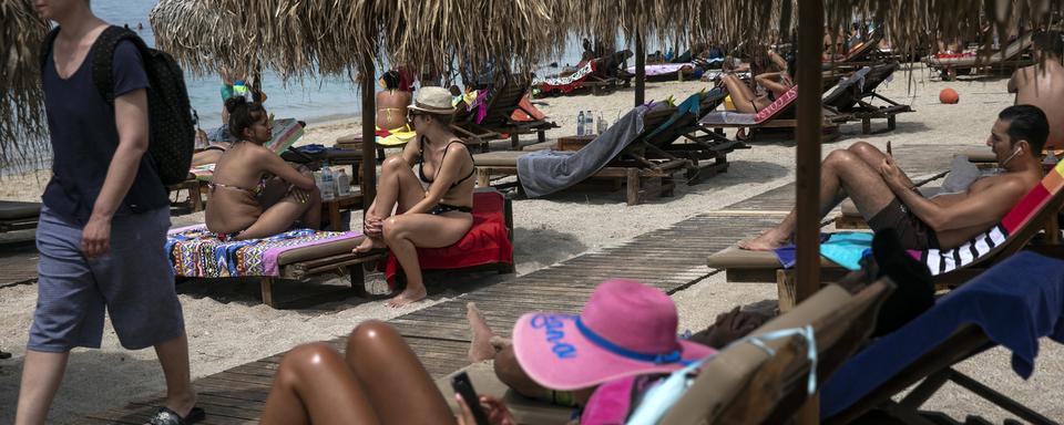 Les Grecs ont été nombreux à renouer avec les plaisirs de la plage, après des semaines de confinement. [Keystone - Yorgos Karahalis]