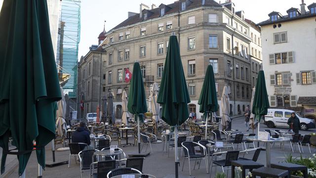 Une terrasse vide à Genève. [Keystone - Salvatore Di Nolfi]