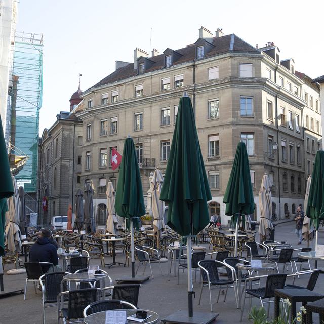 Une terrasse vide à Genève. [Keystone - Salvatore Di Nolfi]