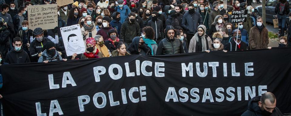 Des manifestations éclatent à Paris contre la nouvelle loi sur la sécurité. [EPA/Keystone - Christophe Petit Tesson]