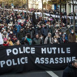 Des manifestations éclatent à Paris contre la nouvelle loi sur la sécurité. [EPA/Keystone - Christophe Petit Tesson]