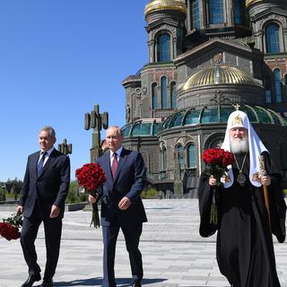 Le président russe Vladimir Poutine inaugurant la nouvelle cathédrale des forces armées à Moscou. [Keystone/EPA/Sputnik - Alexei Nikolsky]