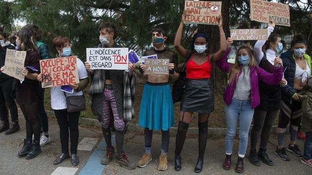 Rassemblement devant le cycle d'orientation de Pinchat à Genève pour dénoner le "t-shirt de la honte". [Keystone - Salvatore Di Nolfi]