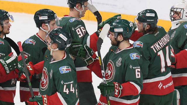 Les joueurs du Bars Kazan après une victoire en KHL. [Maksim Bogodvid/Sputnik]