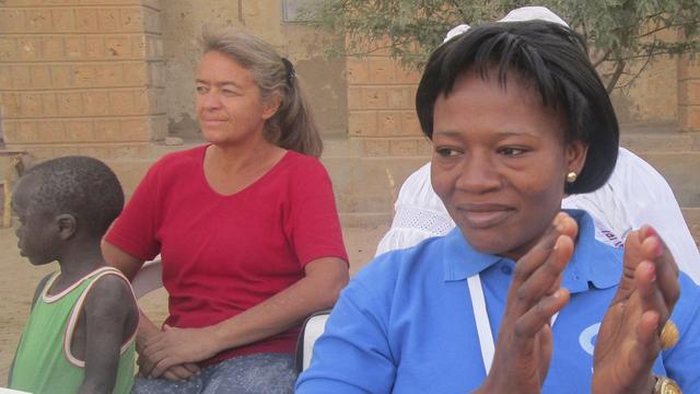 Béatrice Stockly (en rouge) au Mali en 2014. [Keystone - EPA/STR]