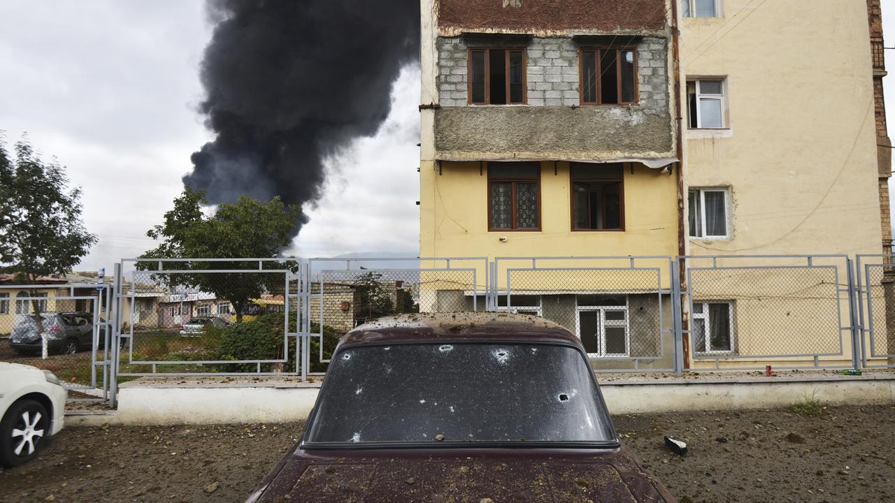 Les bombardements s'intensifient dans le conflit du Karabakh. [AP - Karo Sahakyan]
