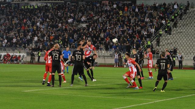 Les personnes sont de retour au stade en Serbie. [Milos Miskov]