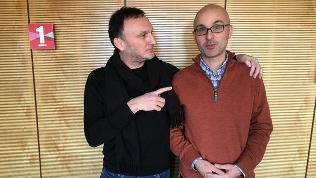 Le dessinateur Pierre Wazem et le politologue Nenad Stojanovic. [RTS - Pauline Vrolixs]