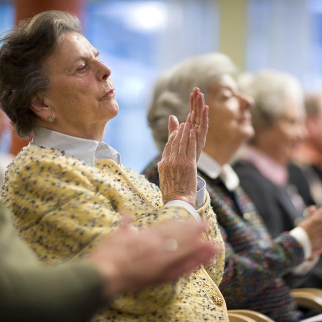 Des personnes âgées applaudissent pendant un concert de piano dans une maison de retraite du canton de Schwyz (photo d'illustration). [Keystone - Gaetan Bally]