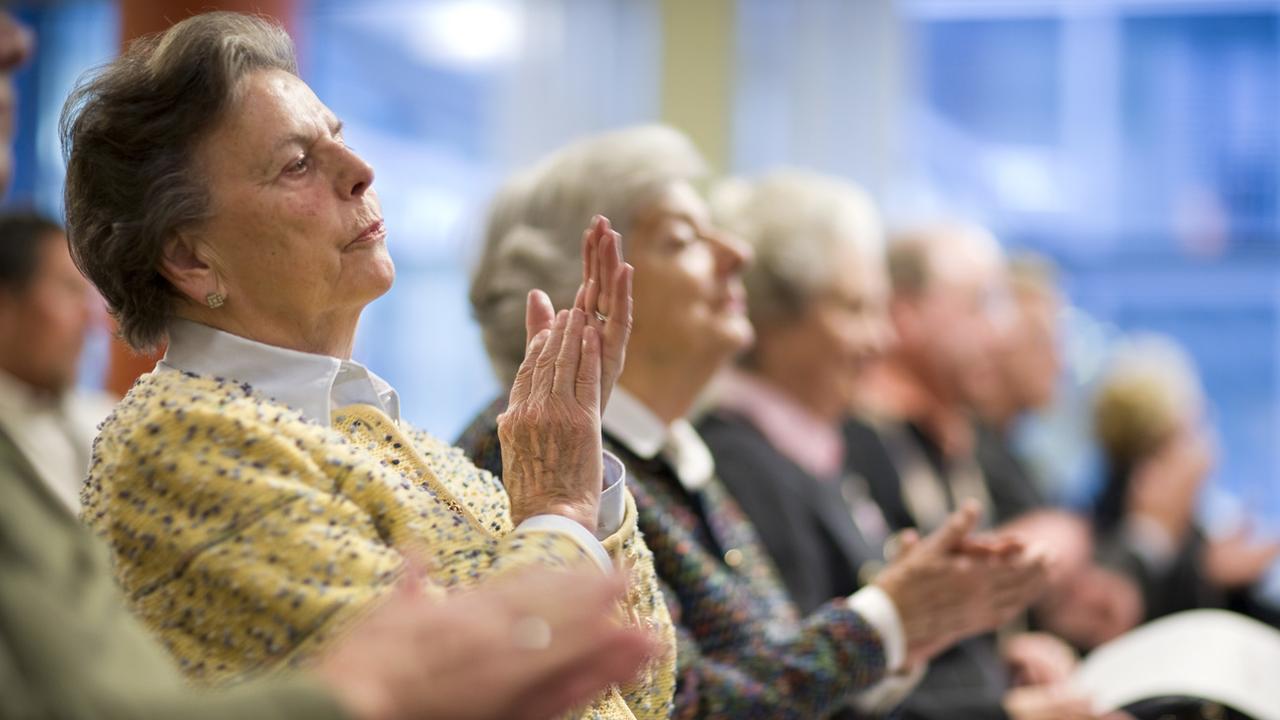 Des personnes âgées applaudissent pendant un concert de piano dans une maison de retraite du canton de Schwyz (photo d'illustration). [Keystone - Gaetan Bally]