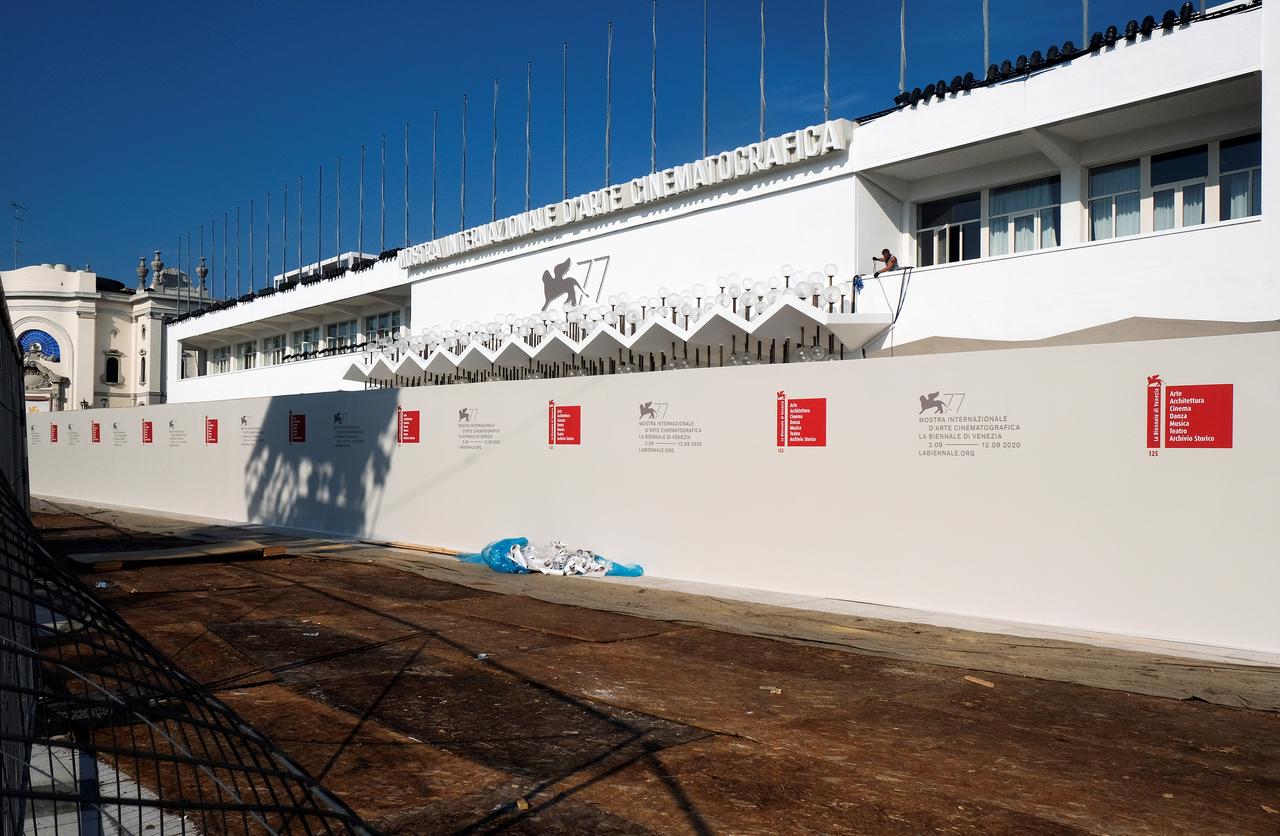 Le tapis rouge de la 77e édition de la Mostra de Venise est masqué par un mur afin d’éviter les attroupements. [Reuters. - Manuel Silvestri]