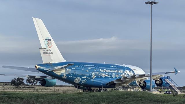 L'A380 qui ramène les Suisses et les Français depuis Wuhan a décollé de l'aéroport de Beja, au Portugal, le 30 janvier (photo). Après une escale à Paris, il est arrivé à Wuhan samedi. [Keystone/EPA - Luis Lourenco]