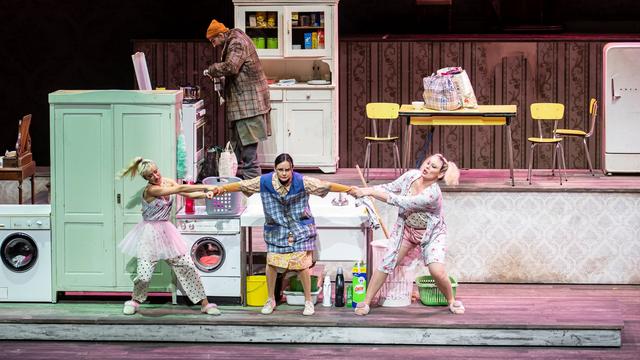 Mis en scène par Laurent Pelly avec Anna Groyachova, La Cenerentola prend ses quartiers au Grand Théâtre de Genève. [Grand Théâtre de Genève / gtg.ch - Carole Parodi]