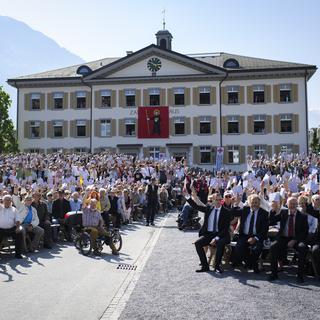 La Landsgemeinde de Glaris réunie pour voter le 6 mai 2018. [Keystone - Gian Ehrenzeller]