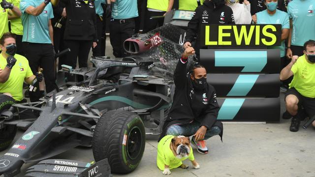 Lewis Hamilton n'a pas manqué de fêter ce titre historique avec son chien Roscoe. [Clive Mason]