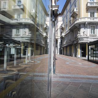 Rue déserte dans le centre de Lugano. [Ti-Press/Keystone - Pablo Gianinazzi]