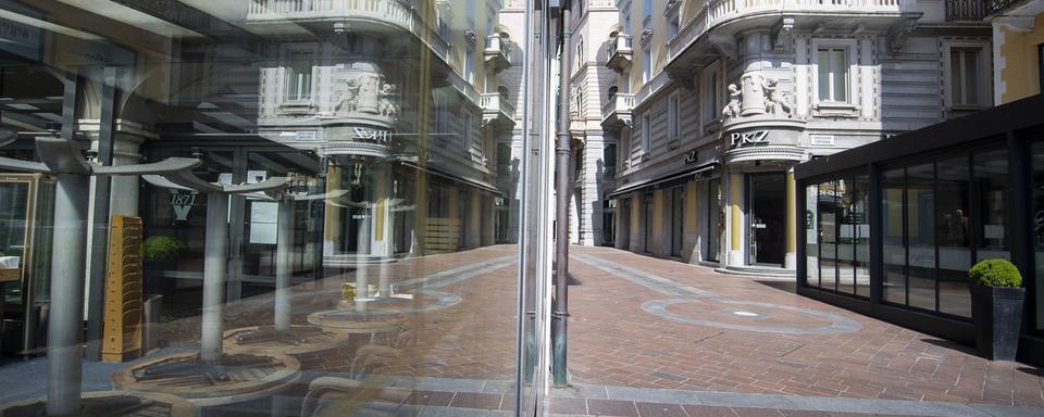 Rue déserte dans le centre de Lugano. [Ti-Press/Keystone - Pablo Gianinazzi]