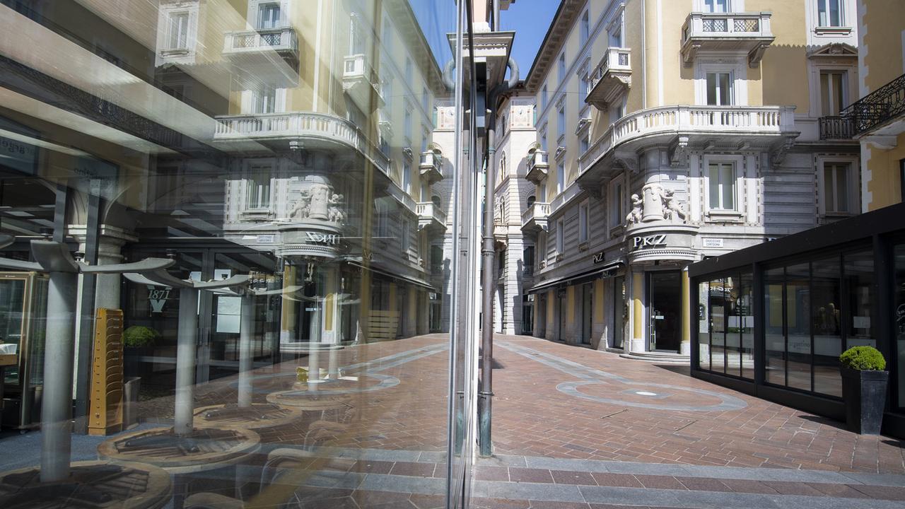 Rue déserte dans le centre de Lugano. [Ti-Press/Keystone - Pablo Gianinazzi]