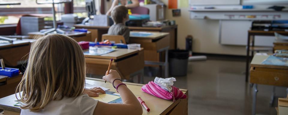 Une partie des élèves romands a repris le chemin de l'école lundi matin (image d'illustration). [Keystone - Martial Trezzini]