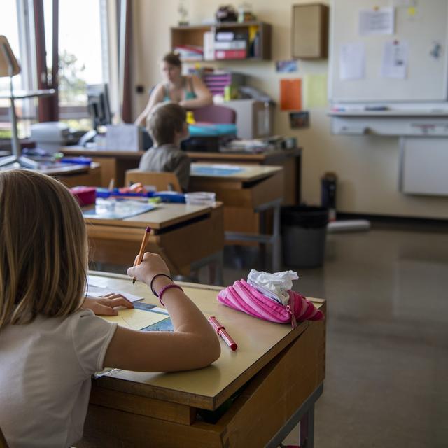 Une partie des élèves romands a repris le chemin de l'école lundi matin (image d'illustration). [Keystone - Martial Trezzini]