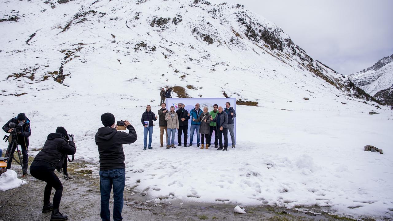 Photo de groupe des porteurs du projet Muntagna 2027 lors de sa présentation, le 8 octobre 2020 sur l'Oberalppass. [Keystone - Urs Flueeler]