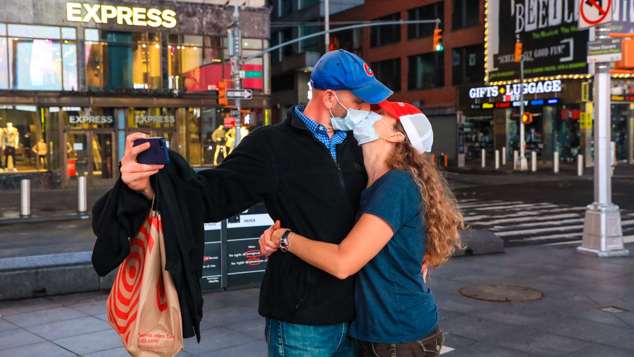 Un couple s'embrasse à Times Square à New York. [AFP/Brazil Photo Press - Vanesse Carvalho]