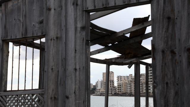 Des décombres de la ville de Varosha, sur l'île de Chypre. [Katia Christodoulou]