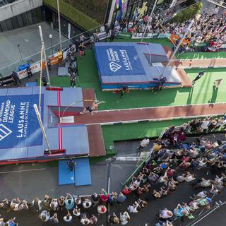 Mercredi 2 septembre: Sam Kendricks s'envole lors de l'épreuve de saut à la perche d'Athletissima organisée à Lausanne. [Keystone - Cyril Zingaro]