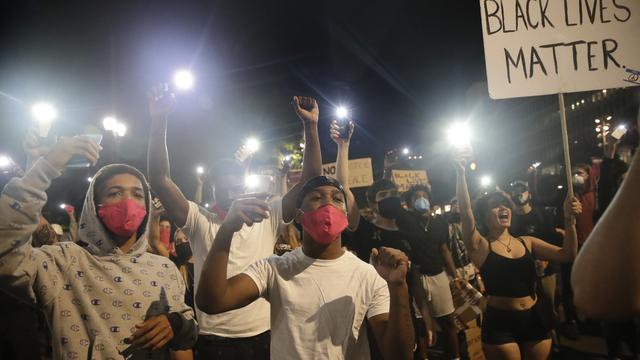 Des manifestants suite aux violences policières aux Etats-Unis. [AP Photo/Keystone - Marcio Jose Sanchez]