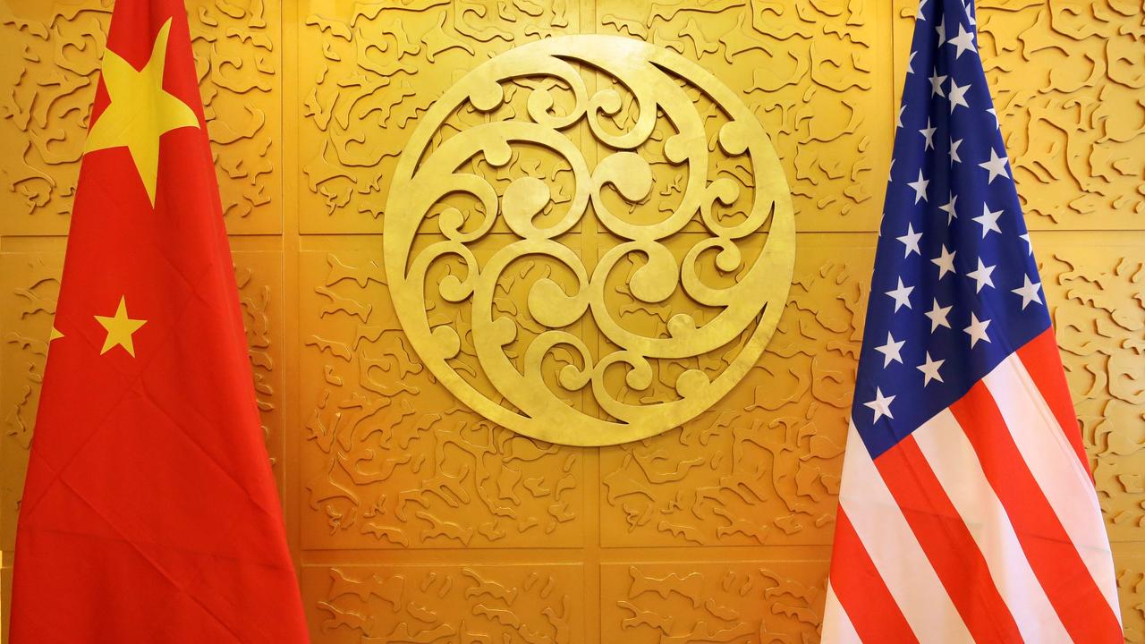 Les drapeaux chinois et américain côte à côte durant une rencontre ministérielle en avril 2018 à Pékin. [Reuters - Jason Lee]