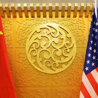 Les drapeaux chinois et américain côte à côte durant une rencontre ministérielle en avril 2018 à Pékin. [Reuters - Jason Lee]