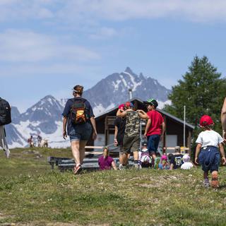 Les Suisses devraient passer leurs vacances d'été au pays. [Keystone - Davide Agosta]