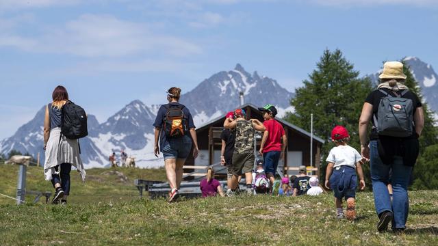 Les Suisses devraient passer leurs vacances d'été au pays. [Keystone - Davide Agosta]