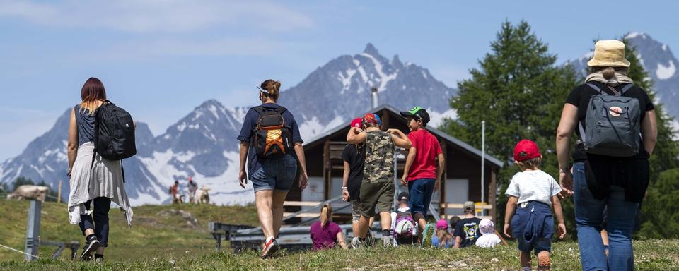 Les Suisses devraient passer leurs vacances d'été au pays. [Keystone - Davide Agosta]