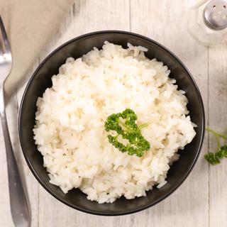 Gros plan sur un bol de riz prêt à être mangé. [Depositphotos - studioM]