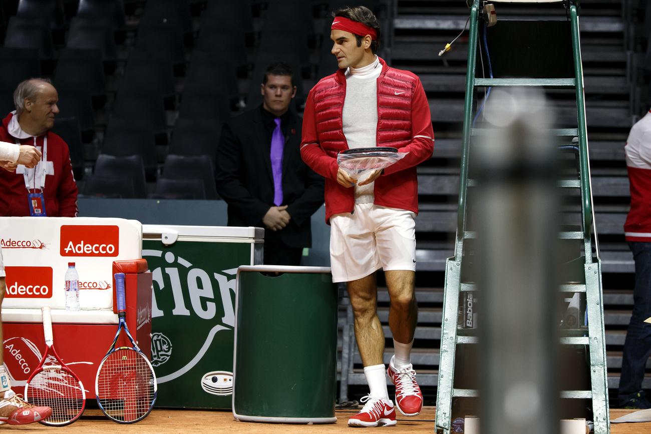 Le mercredi, Roger Federer apparaît enfin sur le court de Lille, sous le regard notamment du Dr Roland Biedert (à gauche). [Keystone - Salvatore Di Nolfi]