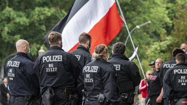 Mobilisés récemment face aux manifestations anti-corona empreintes d'extrême-droite, la police allemande doit faire le ménage aussi parmi ses rangs. [AFP - John MacDougall]