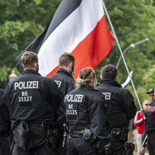 Mobilisés récemment face aux manifestations anti-corona empreintes d'extrême-droite, la police allemande doit faire le ménage aussi parmi ses rangs. [AFP - John MacDougall]