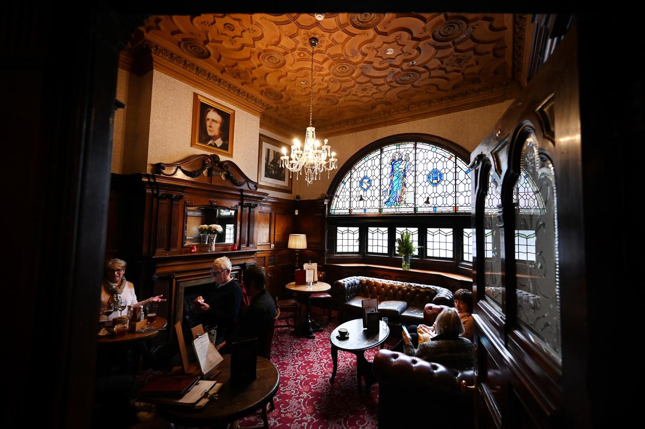 C'est au Philarmonic Dining Rooms pub, à Liverpool, que les Beatles aimaient venir boire un verre. [afp - Paul Ellis]