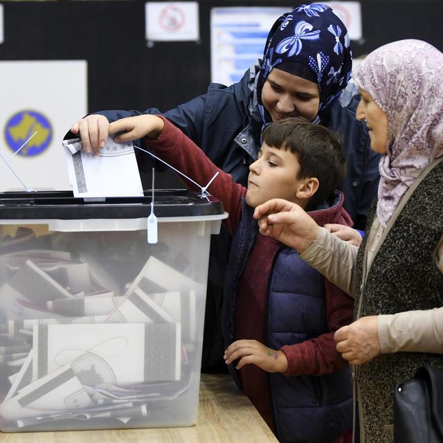 Le Kosovo doit à nouveau organiser des élections législatives. [Keystone - EPA/Georgi Licovski]