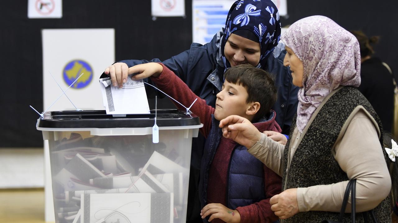 Le Kosovo doit à nouveau organiser des élections législatives. [Keystone - EPA/Georgi Licovski]