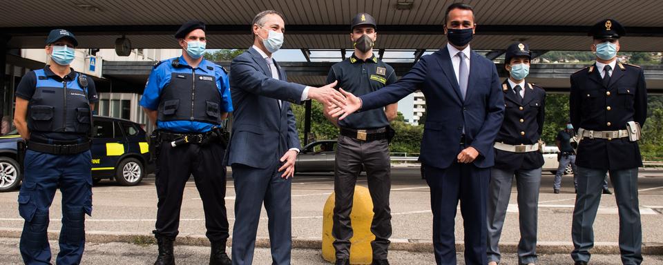 Le chef de la diplomatie suisse Ignazio Cassis s'est entretenu mardi avec son homologue italien Luigi Di Maio non loin de la frontière italo-suisse. Chiasso, le 16 juin 2020. [Keystone/Ti-Press POOL - Alessandro Crinari]