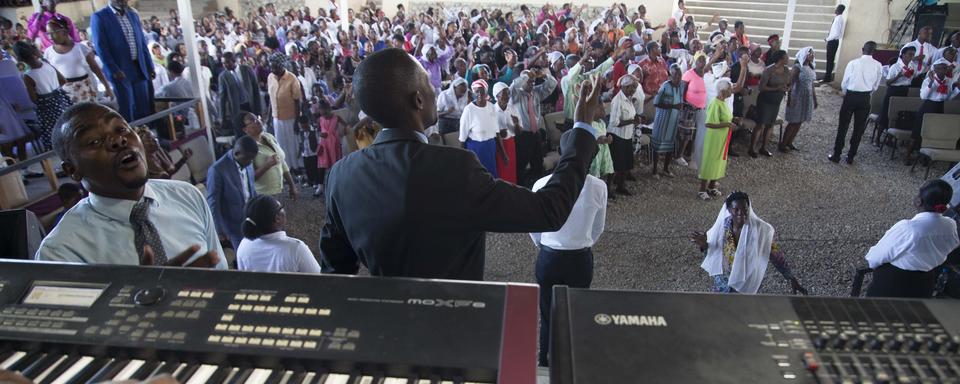 Une cérémonie de Shalom, Symbole de la croissance exponentielle du courant évangélique en Haïti, qui ressemble à un concert géant. [RTS - Georges Harry Rouzier]