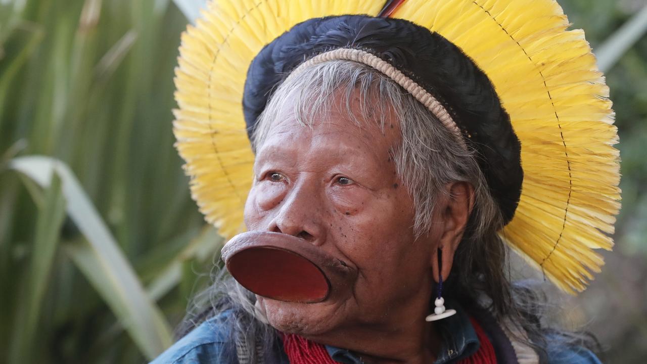 A 90 ans, le chef Raoni lance un appel aux dons pour venir en aide aux populations indigènes d'Amazonie face au coronavirus. [Guillaume Horcajuelo]